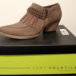NWOT VERY VOLATILE WESTERN STYLE ANKLE BOOT, SIZE 8.5, TAUPE